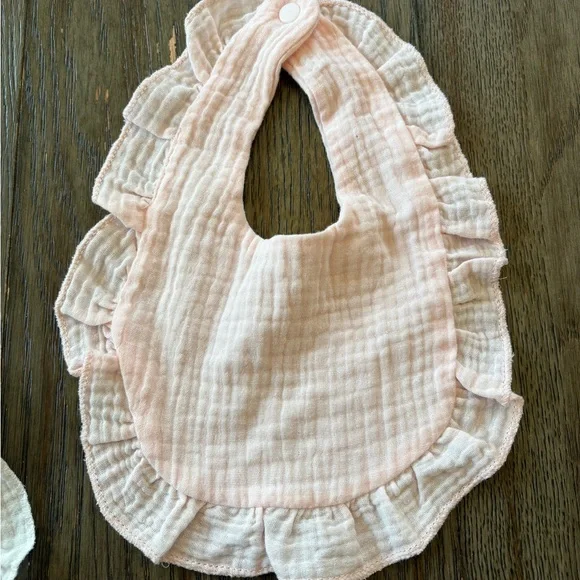 5 muslin ruffle bibs - Picture 3 of 7